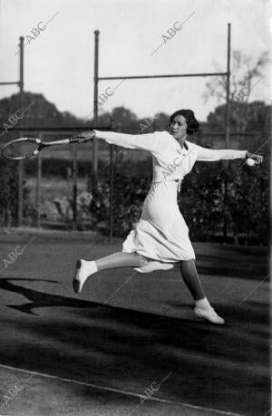 La Aristocrática Señorita Marichu Urquijo durante uno de los Partidos en que ha...