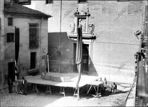 El Tabladillo levantado en la plaza del Conde de Miranda, para representación al...