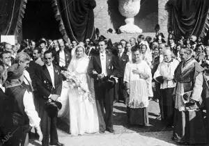 Don Juan y doña María de las Mercedes Momentos después de su boda en la iglesia...