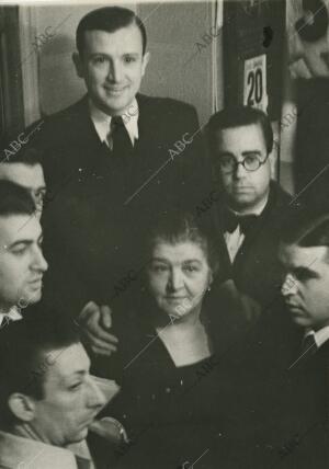 Detrás de Este, un participante de dicho Premio