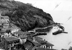 Vista general del puerto y pueblo de Lastres