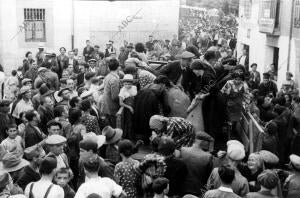 Llegada al pueblo de la calzada de Oropesa (Toledo) de un camión de Familias...