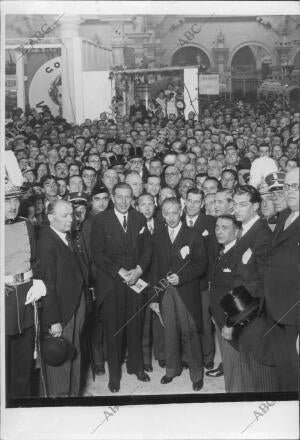 El ministro de industria y comercio Sr. Álvarez Buylla, el presidente de la...