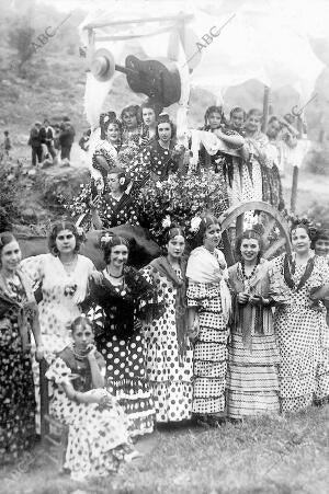 La tradicional romería al santuario de Linares Bellas Romeras al llegar al...