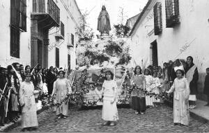 Procesión en honor de la Virgen Milagrosa, Organizada por las Hijas de la...