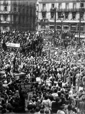 El pueblo de Madrid Aclamando A la columna Mangada, A su paso por la puerta del...