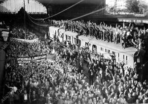 Un aspecto de la estación del Mediodía (estación de Atocha), A la Llegada de los...