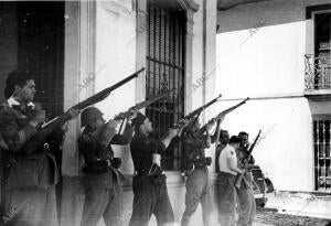 Milicianos Disparando contra un Avión en el pueblo de el Carpio (Córdoba), A 12...