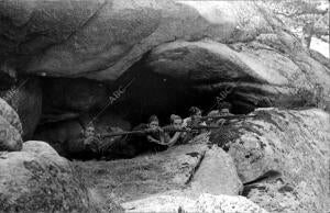 Milicianos Parapetados bajo una cueva del frente de Peguerinos, Haciendo fuego...