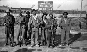 Un grupo de Milicianos en un destacamento cercano A Zaragoza, en osera de Ebro