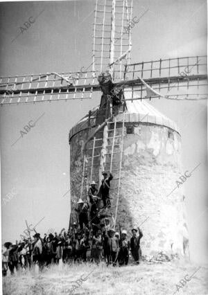 Uno de los Célebres e Históricos Molinos de la Mancha, que Interrumpe su labor...