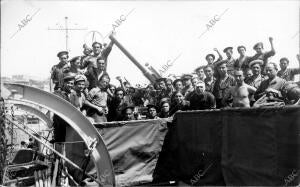 Los Marinos del Gravina, Preparando el cañón Antiaéreo, antes de salir del...