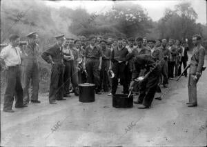 Cocineros Preparando el rancho en el frente de Ochandiano (Álava)