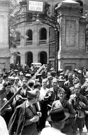 Las Milicias Valencianas Antifascistas Saliendo de su cuartel general de la...