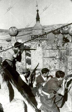 Milicianos Defendiendo su posición en la catedral de Sigüenza