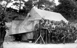 El camión blindado de defensa Confederal, de la columna Perea, y el personal que...