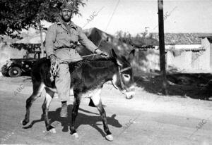 Soldado Utilizando un burro como transporte