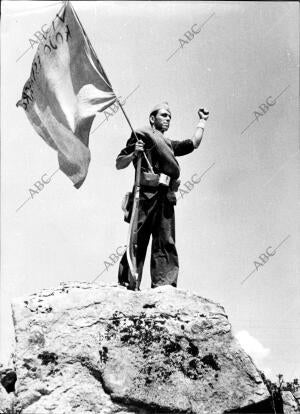 Soldado republicano con una bandera