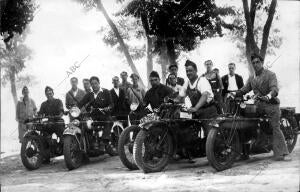 El comandante Gómez y el teniente Rodríguez con Algunos de los Alumnos que se...