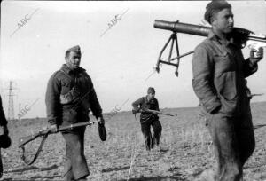 Milicianos Avanzando por uno de los Sectores Conquistados A las Tropas de Franco
