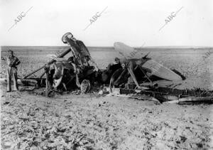 Un soldado republicano junto A los Restos de un Avión derribado por los...