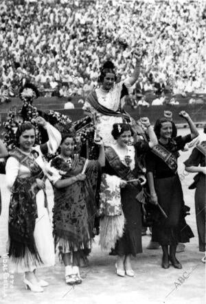 Las Bellezas Falleras Saludando en la corrida A beneficio de las Milicias