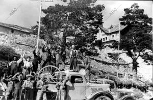 Los Moradores de Navacerrada, con Algunos Utensilios de Guerra Cogidos A los...