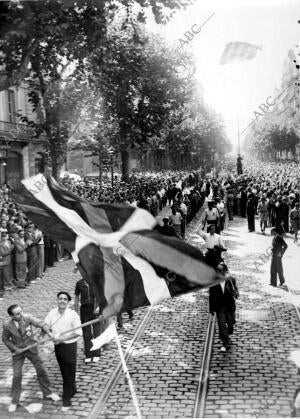 La bandera de los Vascos Saludando A las Autoridades Catalanas