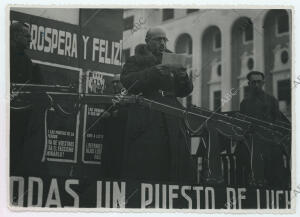 Tras él se encuentra Antonio Machado