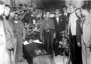 El cadáver del capitán del Batallón "Marlaska", cándido Guzmán, de la milicia...