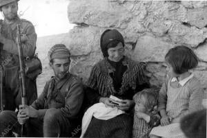 Una madre con sus Hijos, Hablando con los Soldados del ejército Popular, después...