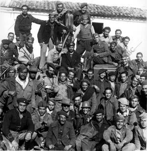 Requetés y Soldados en la plaza de Lopera