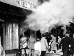 Bomberos Sofocando un incendio Producido en un establecimiento de la calle...