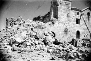 El santuario de santa María de la Cabeza, en Ruinas, visto desde el frente de su...