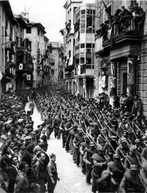 Desfile ante el delegado de la embajada de México, en Caspe (Zaragoza)