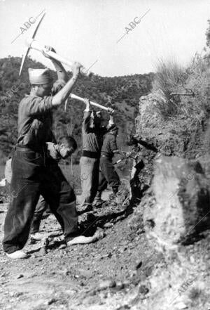 Batallón de Zapadores del ejército Republicano, Construyendo Carreteras, en el...