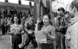 Acto de entrega de la bandera al batallón de la casa del Pueblo, con motivo de...