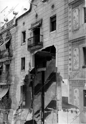 Efectos de un bombardeo en una casa de la calle Maestranza (Barceloneta)