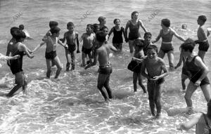 Niños Refugiados en Caldetas (Barcelona), Bañándose en la Playa