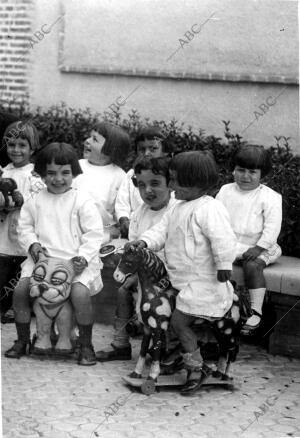 Grupo de Niñas durante el Recreo, en un colegio católico de Madrid