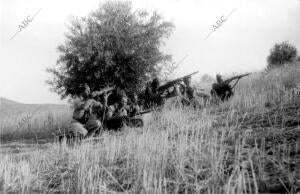 Ametralladora de las Fuerzas del regimiento Nº 2 de Almería, Disimulada entre un...