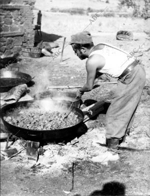 Un soldado Preparando la comida de sus Compañeros de Avanzadilla, A Poca...