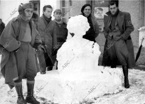 Muñeco de nieve hecho por los Soldados en un frente del sector del Centro