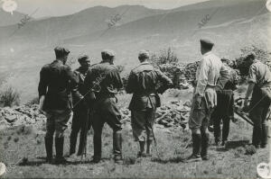 Jefes y oficiales observando las trincheras tomadas a los republicanos en el...