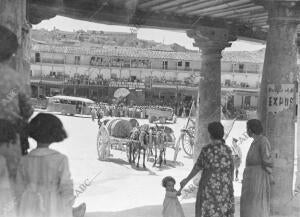 Un aspecto de la plaza desde los Soportales, Momentos antes de empezar el...