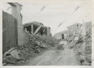 Calle del pueblo de Vilagrasa completamente volada por soldados del ejército...