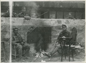 Milicianos republicanos al lado de una placa propagandística en la que pone «No...