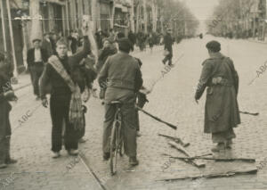 Soldados de Franco recogiendo las armas que los republicanos dejaron en las...