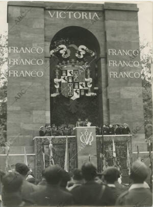 En la imagen, el Caudillo Francisco Franco dando un discurso al pueblo bilbaíno