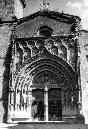 Pórtico de la iglesia del Salvador del pueblo Requena (Valencia)